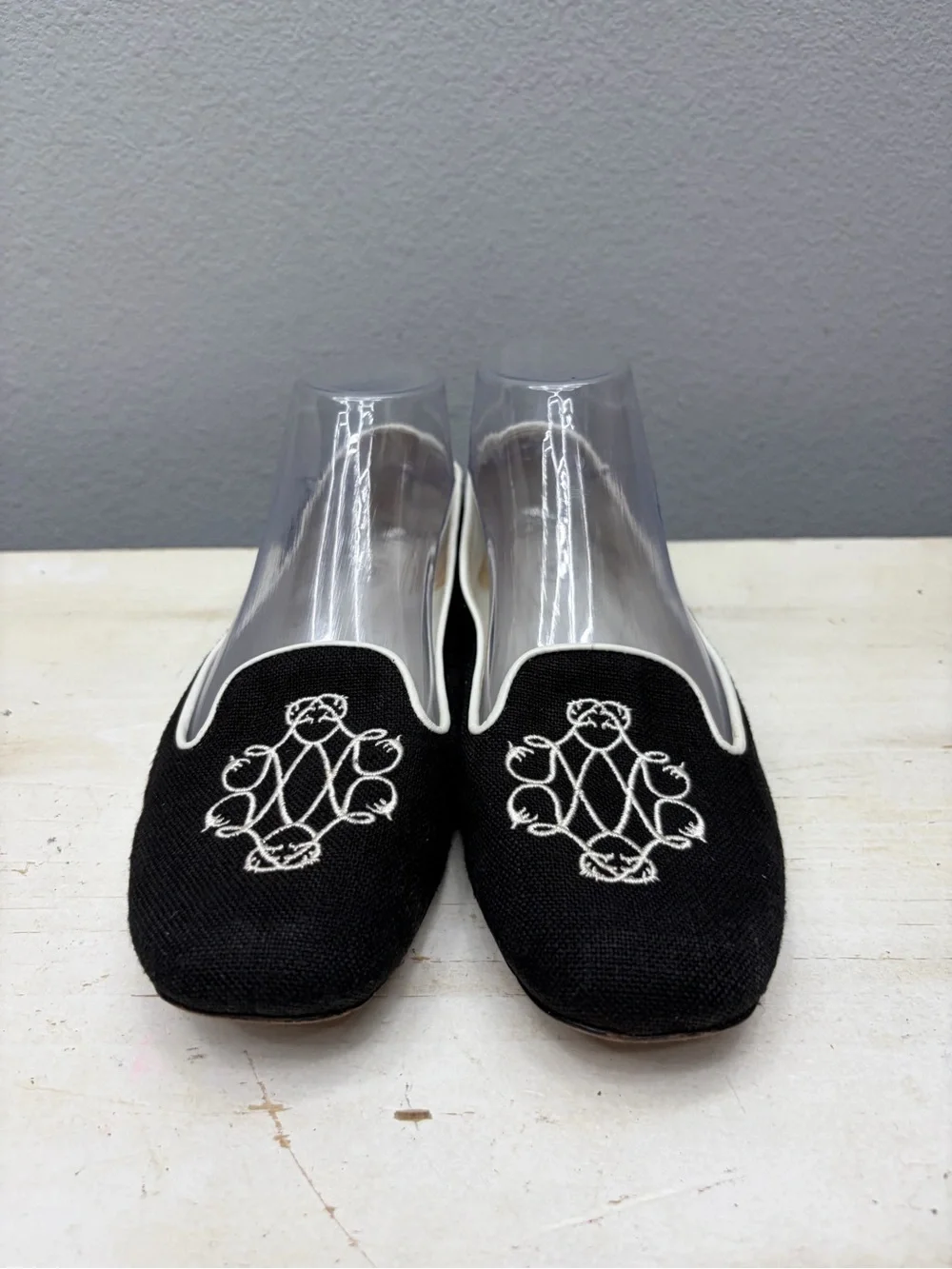 Johnston and Murphy Womens Embroidered Flats Loafers Slip On Black White Size 8